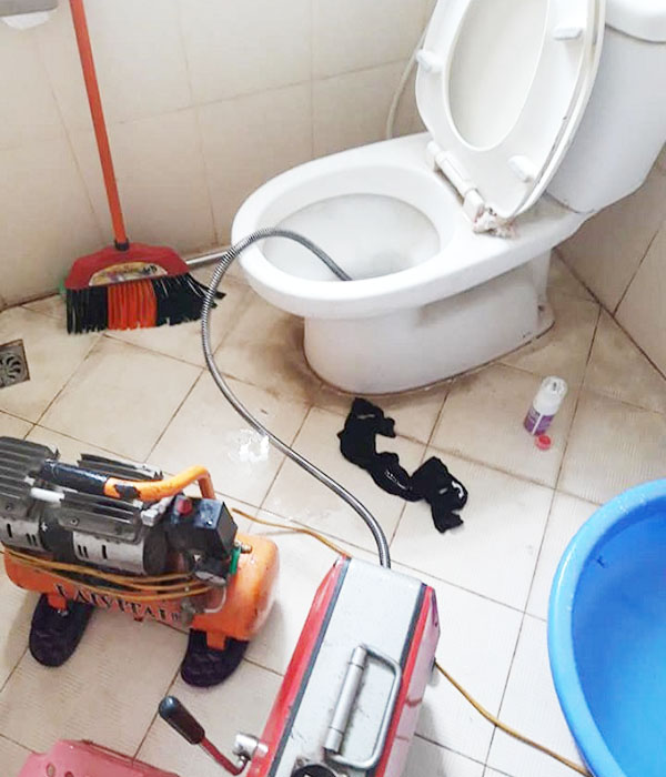 Thông tắc hầm cầu, nhà vệ sinh